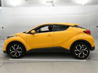 2017 Toyota C-HR - Thumbnail