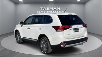2015 Mitsubishi Outlander - Thumbnail
