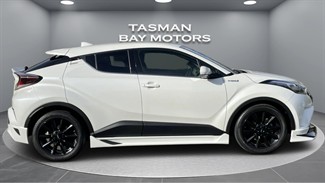 2017 Toyota C-HR - Thumbnail