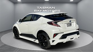 2017 Toyota C-HR - Thumbnail