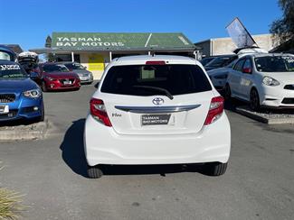 2015 Toyota Vitz - Thumbnail