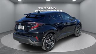 2017 Toyota C-HR - Thumbnail