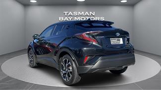 2017 Toyota C-HR - Thumbnail
