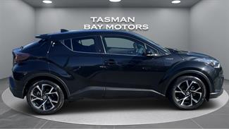 2017 Toyota C-HR - Thumbnail