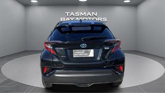 2017 Toyota C-HR - Thumbnail