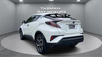 2017 Toyota C-HR - Thumbnail
