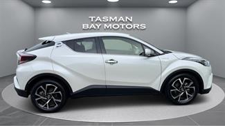 2017 Toyota C-HR - Thumbnail