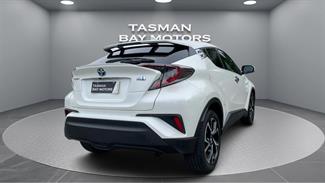 2017 Toyota C-HR - Thumbnail