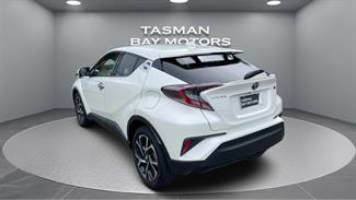 2017 Toyota C-HR - Thumbnail