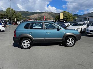 2005 Hyundai Tucson - Thumbnail