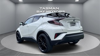 2017 Toyota C-HR - Thumbnail