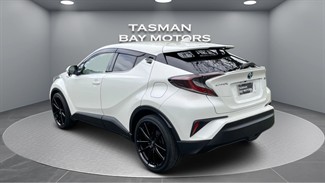 2017 Toyota C-HR - Thumbnail
