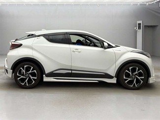 2017 Toyota C-HR - Thumbnail