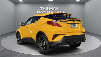 2017 Toyota C-HR - Thumbnail
