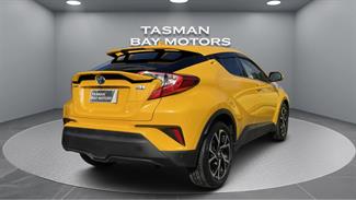 2017 Toyota C-HR - Thumbnail