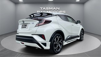 2017 Toyota C-HR - Thumbnail