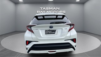 2017 Toyota C-HR - Thumbnail
