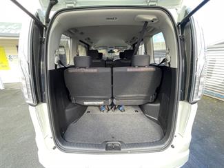 2015 Nissan Serena - Thumbnail